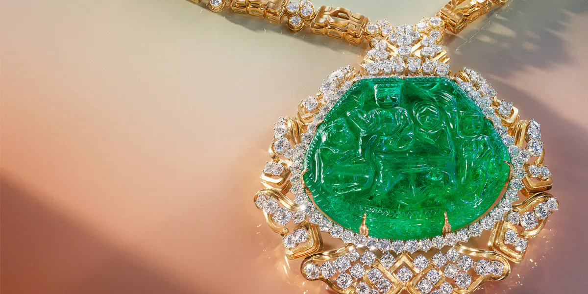 Harry Winston, Kette mit dem Smaragd "The Great Moghul" von 362,45 ct. Das geschnitzte Motiv zeigt eine Szene aus dem indischen Nationalepos "Ramayana" (Schätzpreis 500.000-700.000 USD). Foto © Christie's (Detail)