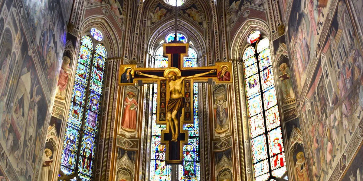 Kirchenschiff der Basilika Santa Croce, Florenz, Italien, mit Kruzifix von Cimabue, 1287 | Foto: Robert Alexander via Getty Images (Detail)