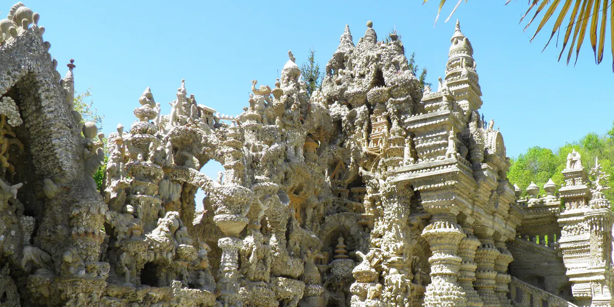 Extérieur du Palais idéal à Hauterives (Drôme, France). Gzen92, CC BY-SA 4.0, via Wikimedia Commons (détails)
