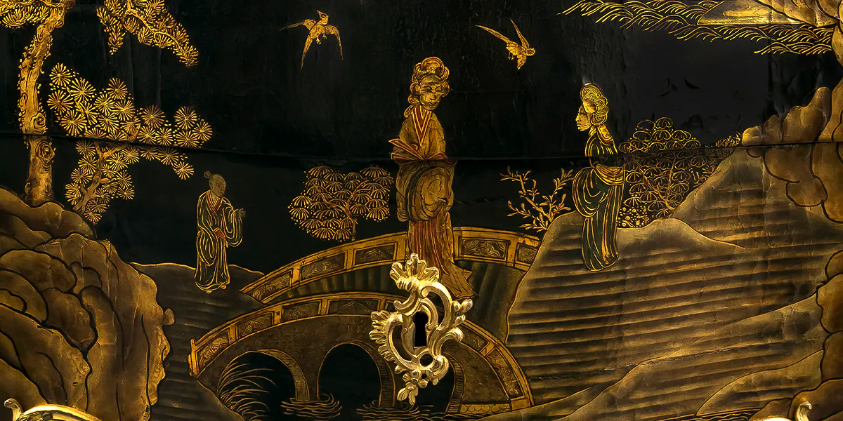 Kommode, Frankreich (Paris), Mitte 18. Jh., Stempel Pierre Roussel, Eiche mit polychromem Schwarzlackdekor, vergoldetes Bronzedekor, schwarze, weiß geäderte Marmorplatte, 89 x 148 x 67 cm. Foto © Neumeister (Detail)