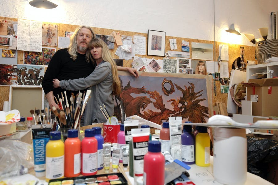 L'artiste et faussaire Wolfgang Beltracchi avec sa femme Hélène dans leur atelier à côté d'une de ses peintures contrefaite dans le style de Max Ernst, image © Brill / Ullstein Bild via Getty Images