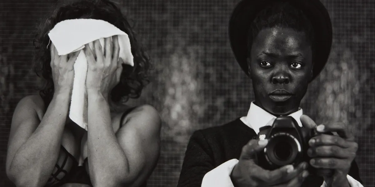 Zanele Muholi, "ZaVa, Amsterdam", 2014, stampa alla gelatina, montaggio a filo, 37,8 x 48,6 cm firmata a inchiostro, titolo stampato, data e numero 6/8 su un'etichetta di galleria che accompagna l'opera (dettaglio). Foto ©️ Phillips 