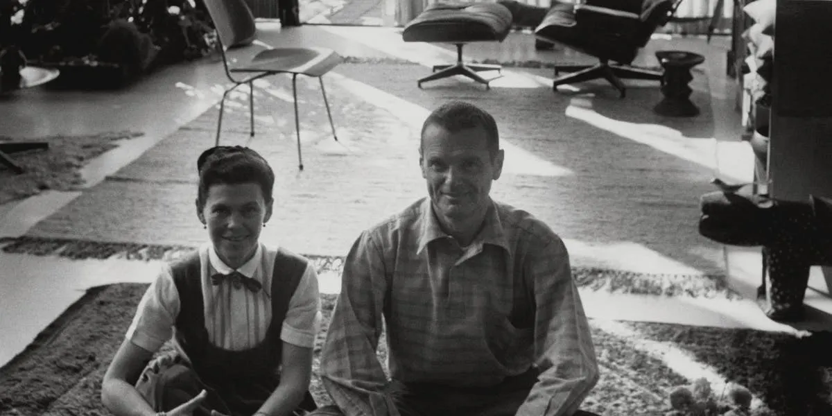 Charles och Ray Eames tillsammans med deras designobjekt i bakgrunden. Foto © John Bryson/Condé Nast via Getty Images