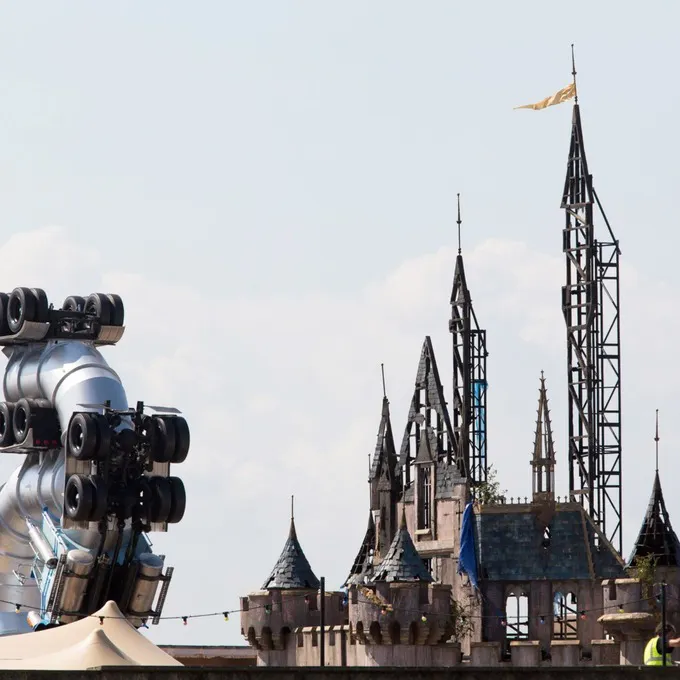 Dismaland: Bansky parodia la sociedad de consumo a través de un parque temático