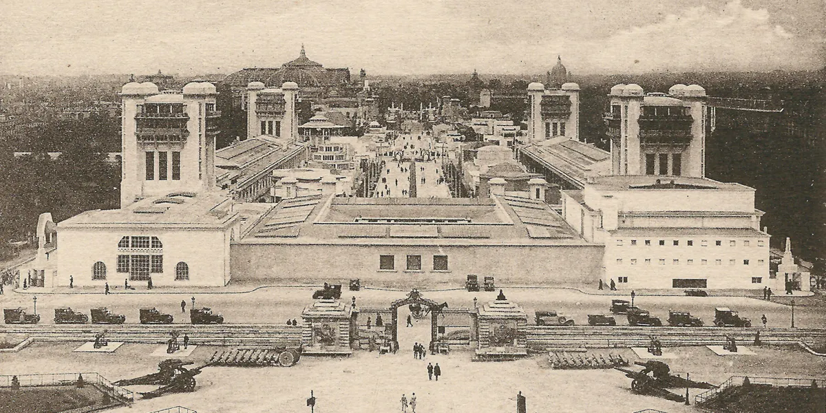 Exposition internationale des Arts décoratifs et industriels modernes de Paris en 1925, veduta generale dell'esplanade des Invalides, 3 luglio 1925, cartolina (particolare), immagine CCØ
