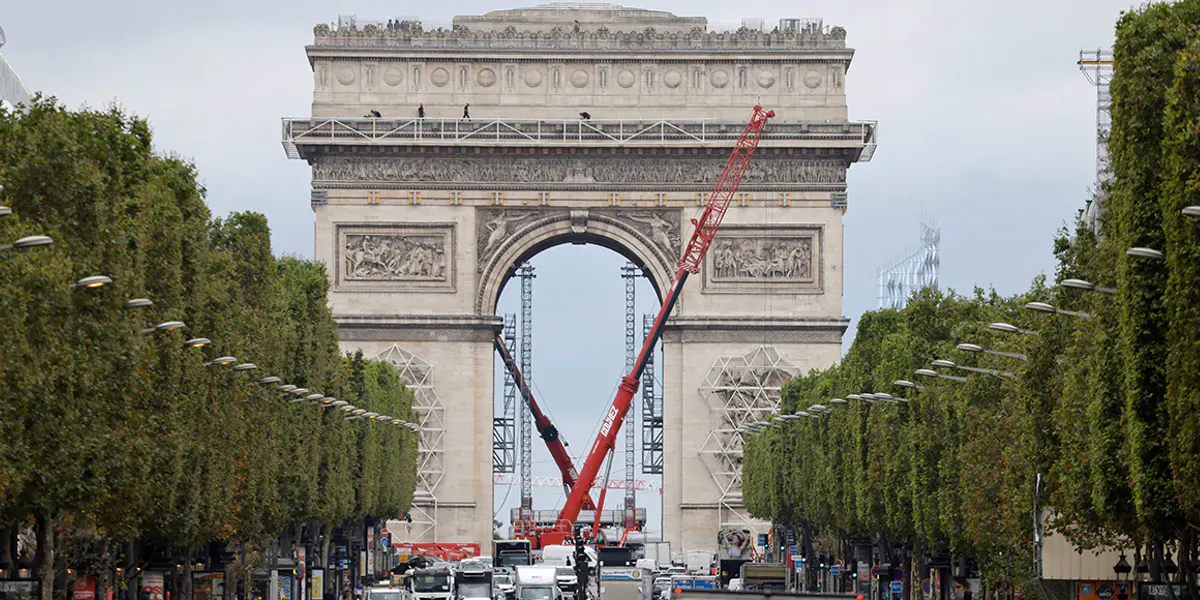 La photo prise à Paris le 30 juillet 2021 montre la préparation de l'emballage de l'Arc de Triomphe, une installation monumentale posthume du défunt artiste bulgare Christo. L'œuvre monumentale fera disparaître l'emblème de Paris sous 25 000 m² de tissu polypropylène recyclable bleu syllabique et une corde rouge du 18 septembre au 3 octobre 202. Photo par Ludovic MARIN / AFP (Photo par LUDOVIC MARIN/AFP via Getty Images)
