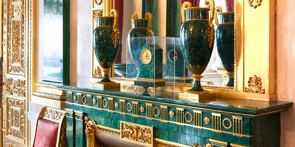 La cheminée de la salle Malachite du Palais d'Hiver. Photo d'Andrey Korzun - Oeuvre personnelle (licence CC BY-SA 4.0)(détail)