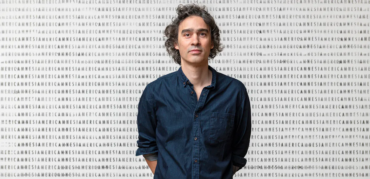 Runo Lagomarsino, framför verket America Amnesia. Foto: Åsa Lundén, Moderna Museet.