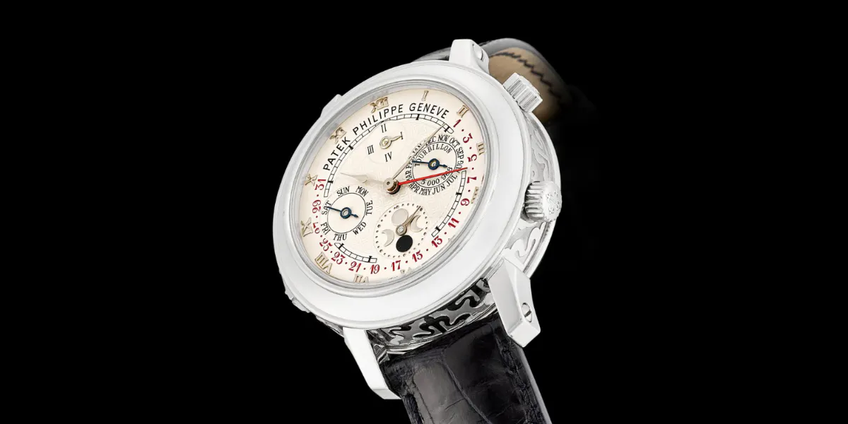 Patek Philippe, Sky Moon Tourbillon "988", referenza 5002 | Orologio da polso a doppio quadrante in platino con dodici complicazioni tra cui tourbillon, ripetizione dei minuti su gong cattedrale, calendario perpetuo, data retrograda, carta del cielo, fasi lunari, indicazione dell'orbita e ora siderale, circa 2010. Foto © Sotheby's (dettaglio)