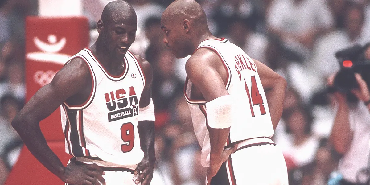 1992: Michael Jordan (L) del Team USA, il Dream Team, e il compagno di squadra Charles Barkley (R) parlano in campo durante la competizione di basket maschile alle Olimpiadi estive del 1992 a Barcellona, Spagna. (Foto di Icon Sportswire tramite Getty Images)
