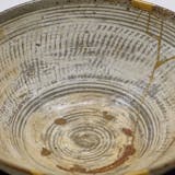 Lavori di riparazione (a destra) su una ciotola da tè tipo hakeme in ceramica Mishima con lacca dorata kintsugi, XVI secolo, in mostra al Museo Etnologico di Berlino, Germania. Foto di Daderot, CC0 (dettaglio)