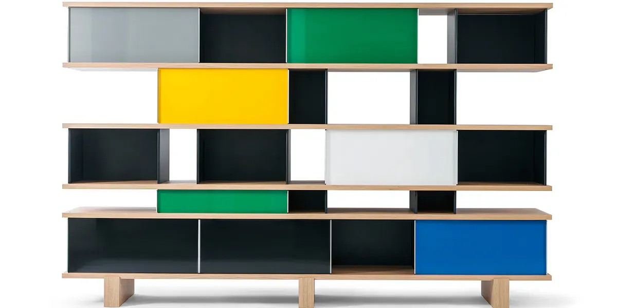 Charlotte Perriand, Bücherregal "Nuage" (Ausführung Cassina). Foto von Luca Ferri Fattoretto (Lizenz CC BY-SA 4.0 / https://creativecommons.org/licenses/by-sa/4.0) (Detail)