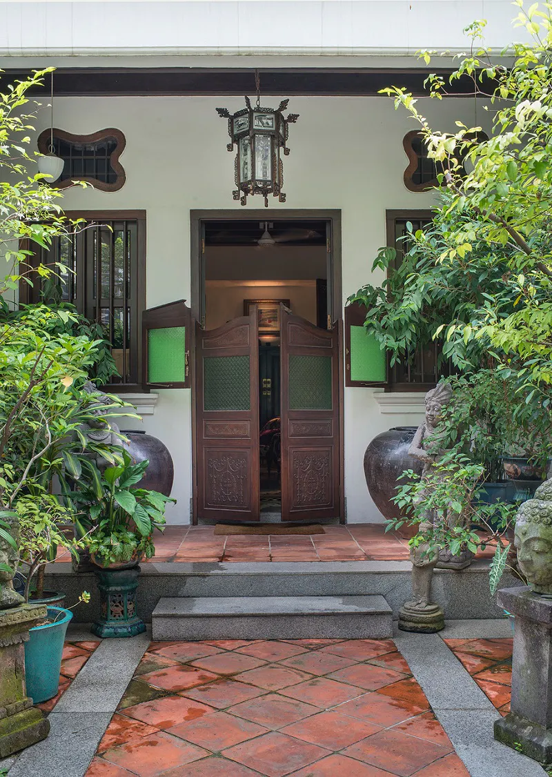 Puerta colgante al patio