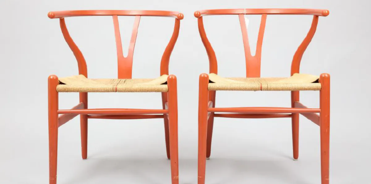 Hans J. Wegner (1914-2007), ett par stolar, ‘CH24’/’Y-stolen’, Carl Hansen & Son, Odense, Danmark, formgiven 1950, bemålade med flätad sits. Foto © Kanonauktioner