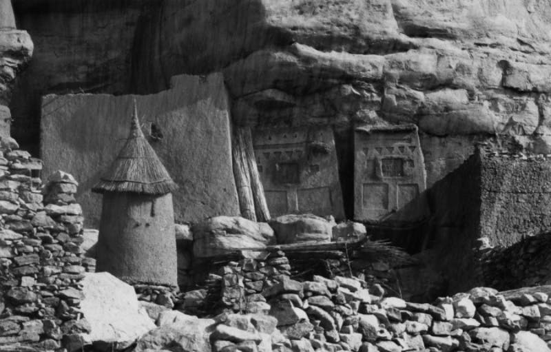 Dogon settlement in the Bandiagara Escarpment, 1970. Public domain photo via Wikimedia Commons, Licence CC BY-SA 3.0