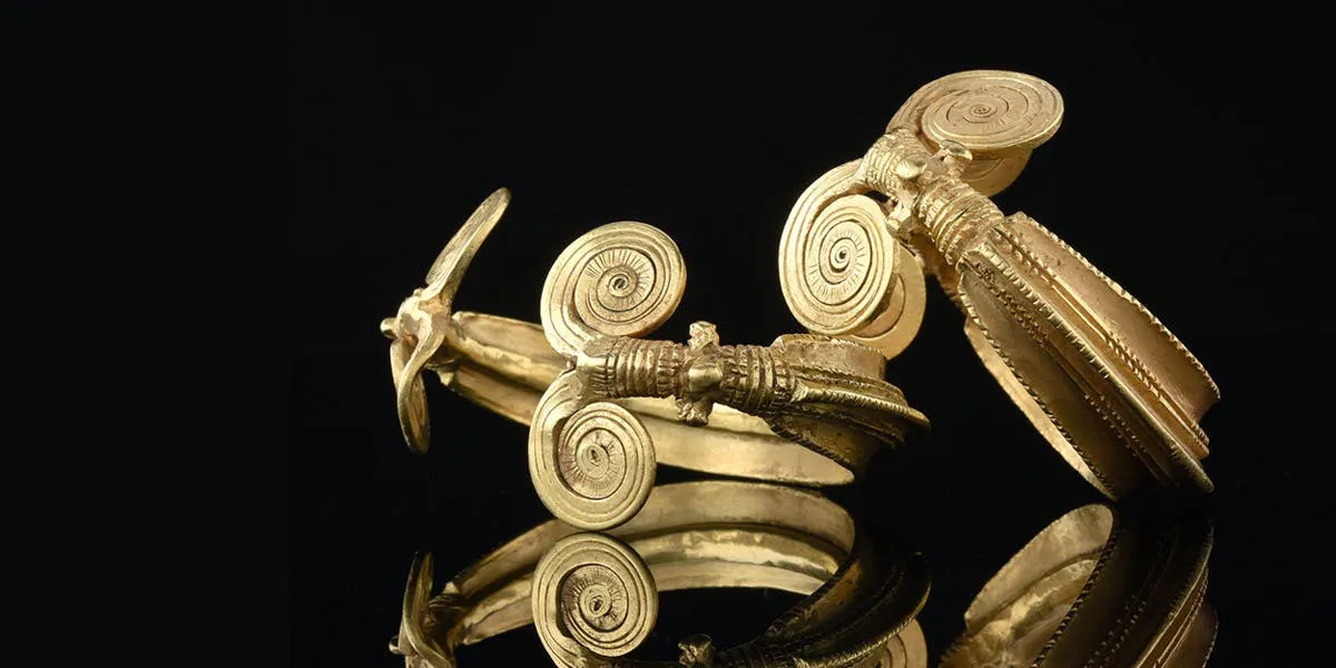 Armband från bronsåldern i guld, gjort i norra delen av Europa under bronsåldern. Foto: HVMC