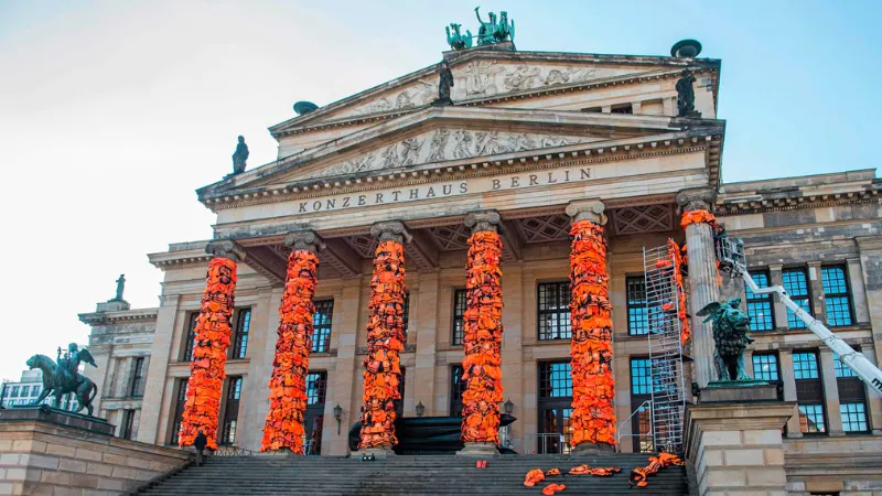 Konserthuset i Berlin kläs in med flytvästar av WeiWei