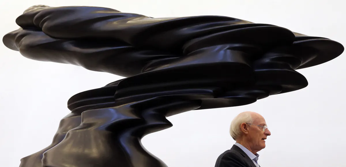 Lo scultore britannico Tony Cragg partecipa alla sua mostra "Sculture e disegni" al General Staff Building dell'Hermitage. Alexander Demianchuk/TASS (Foto di Alexander Demianchuk\TASS via Getty Images)