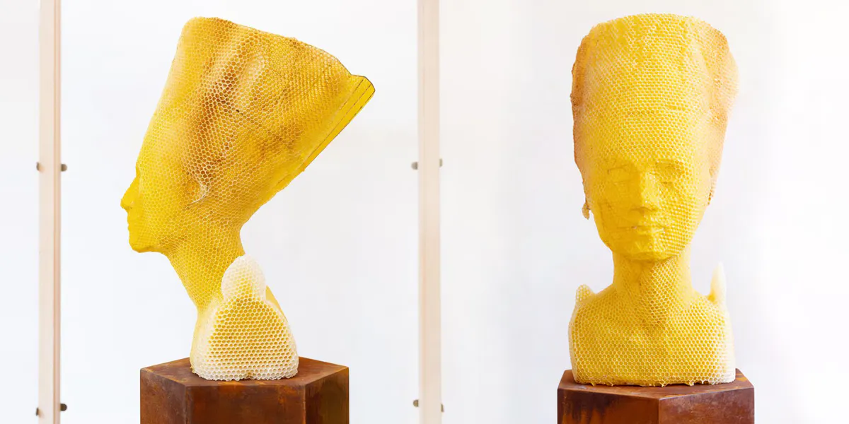 Tomáš Libertíny, Eternity (alias Nefertity), 2019-20, cera d'api naturale, legno, vetro, acciaio Cor-ten, 240 x 360 x 500 mm (busto), foto © Tomáš Libertíny / Libertíny Studios / Titia Hahne