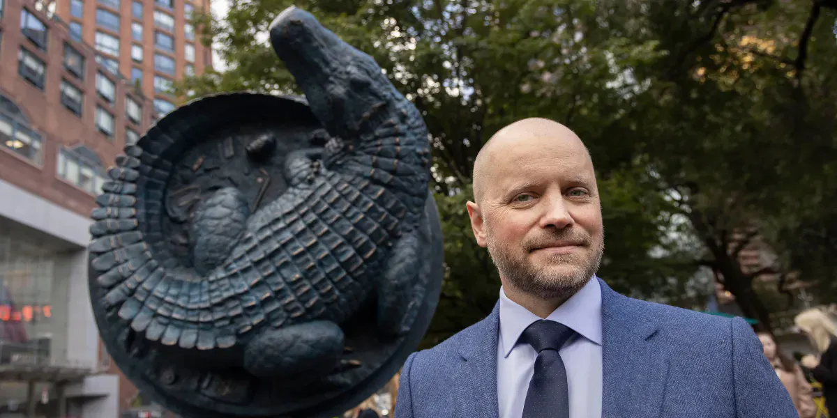 Alexander Klingspor's sculpture 'New York City Legend' was unveiled on October 17, 2023 at Union Square's Triangle Park in collaboration with Mollbrinks Gallery, Union Square Partnership and NYC Parks. Photo © Pontus Höök (detail)
