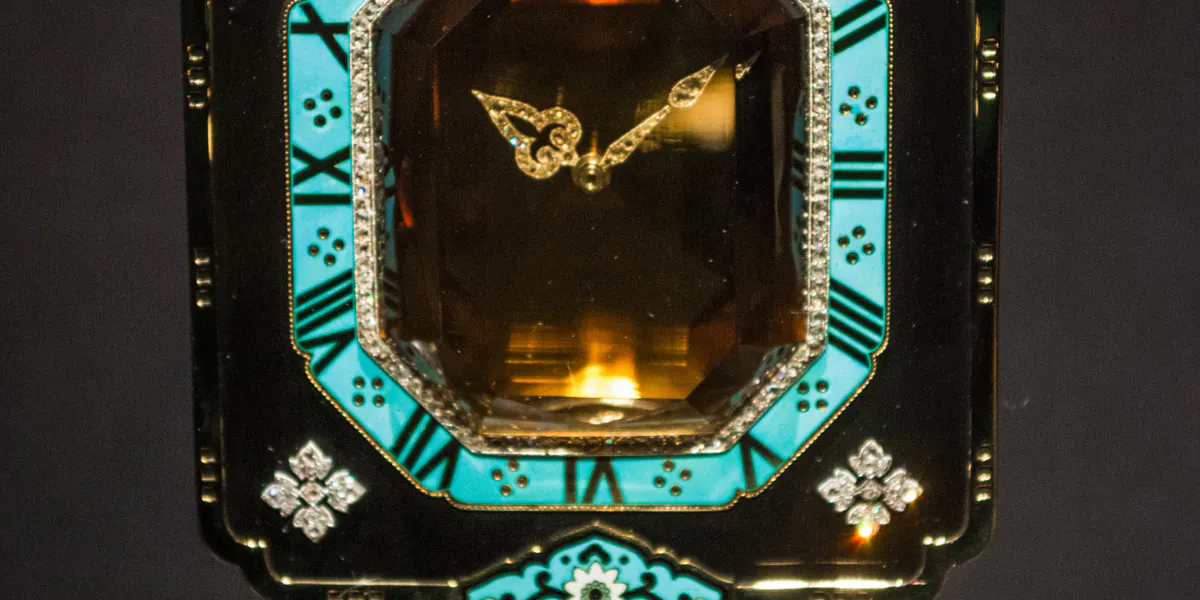 Pendule mystérieuse par Cartier, 1921. Tim Evanson from Cleveland Heights, Ohio, USA, CC BY-SA 2.0, via Wikimedia Commons (détails)