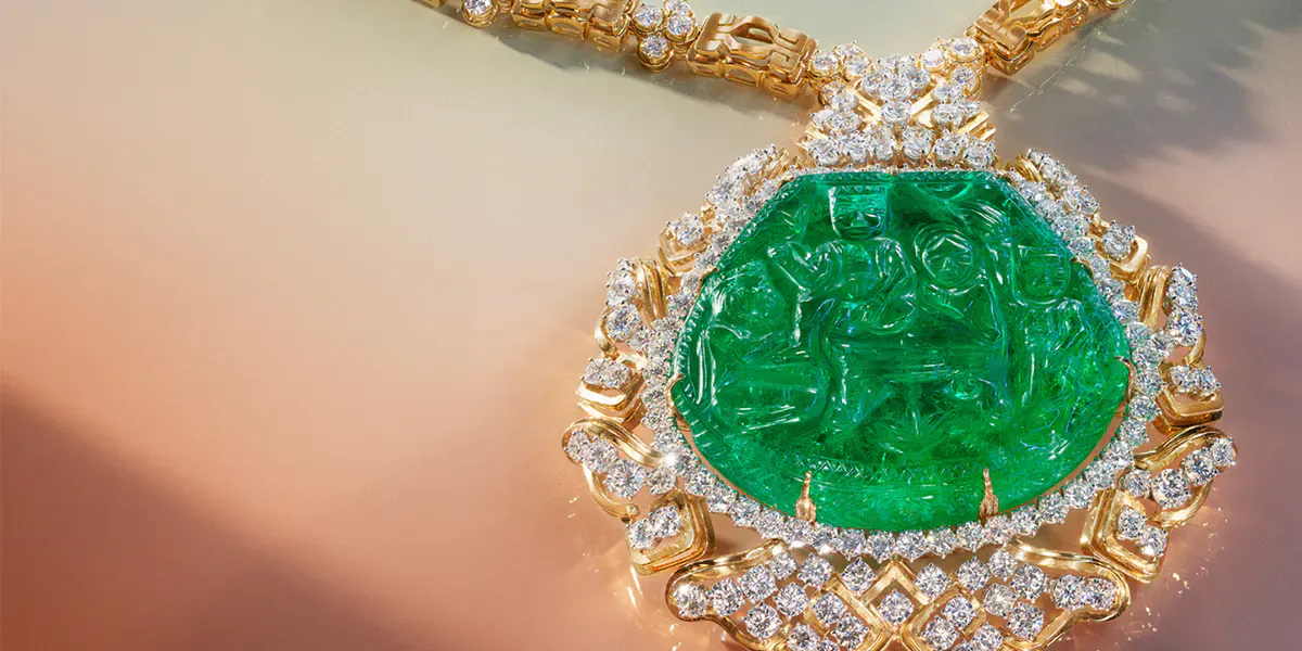 Harry Winston, collana con lo smeraldo "The Great Moghul" di 362,45 ct. Il motivo scolpito mostra una scena dell'epopea nazionale indiana "Ramayana" (stima $ 500.000-700.000). Foto © Christie's (dettaglio)