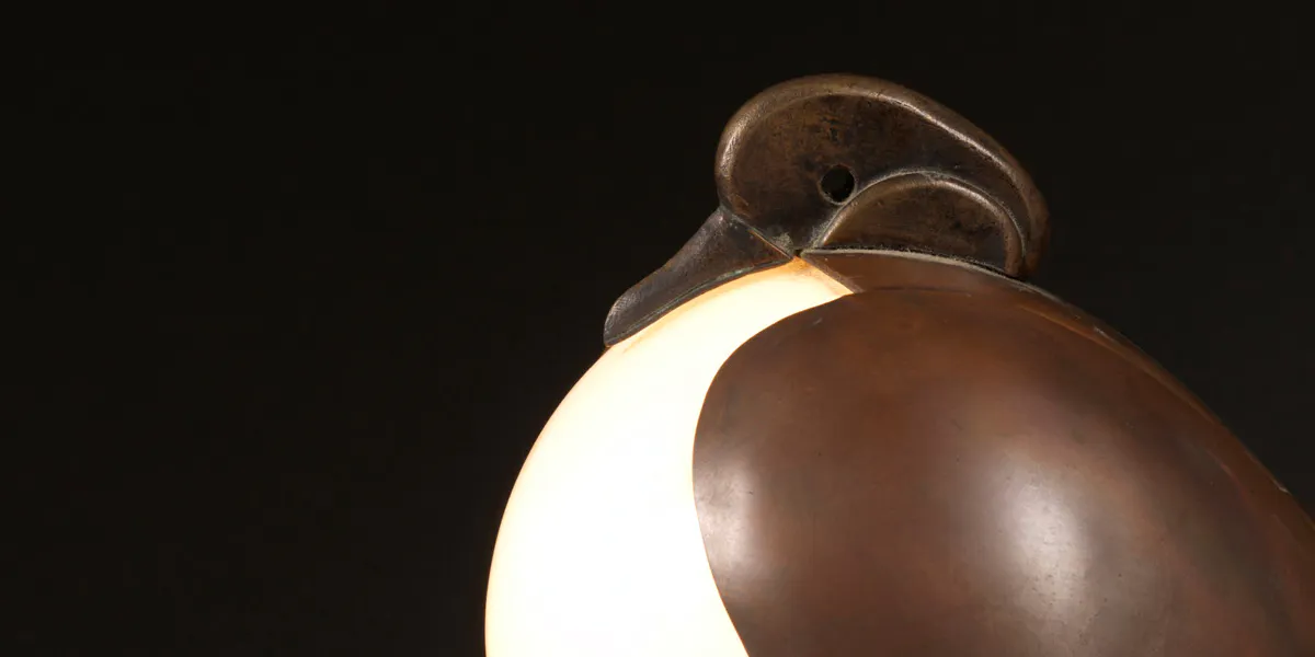 François-Xavier Lalanne (1927-2008), Lampe pigeon, bronze à patine brune, cuivre et verre opalin, monogramme « FXL » sous la queue, 22 x 25 x 13 cm. Photo © Expertisez.com (détail)