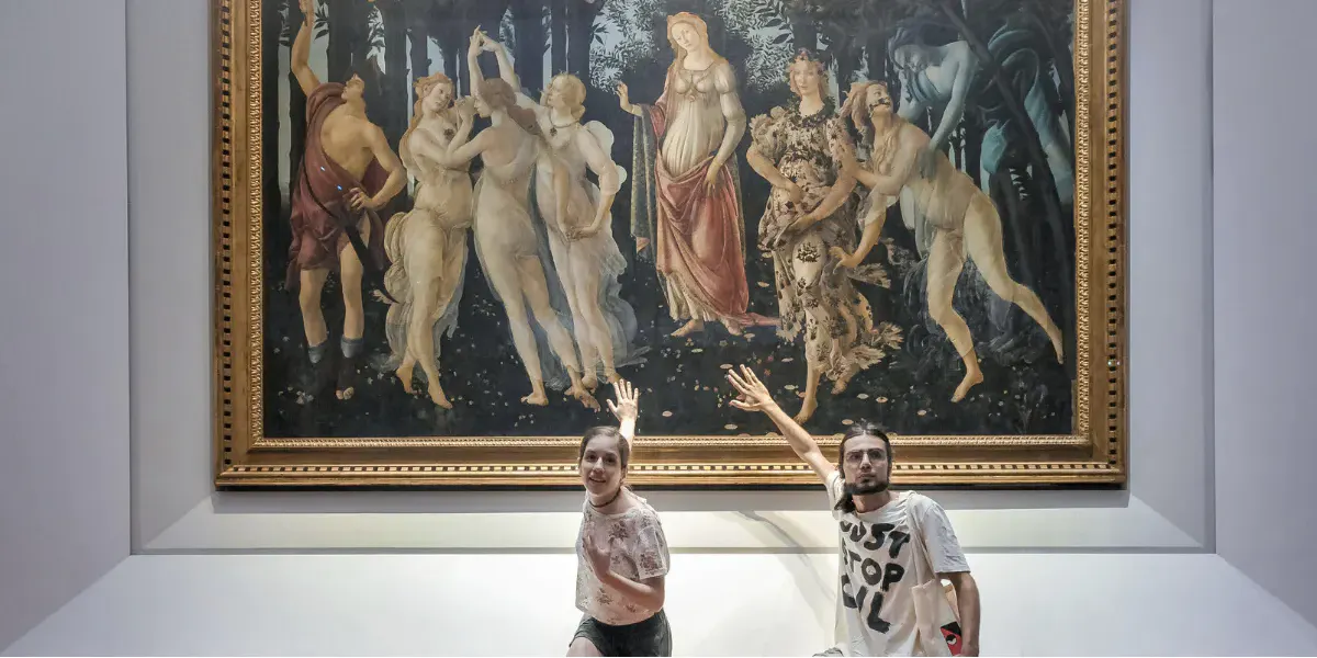 FLORENZ, ITALIEN – 22. JULI: Demonstranten der Aktionsgruppe Ultima Generazione kleben ihre Hände an die Glasabdeckung von Sandro Botticellis La Primavera in den Uffizien am 22. Juli 2022 in Florenz, Italien. Der Name Ultima Generazione („Letzte Generation“) wurde gewählt, weil die Gruppe glaubt, dass sie die letzte Generation sind, die handeln kann, um die Auswirkungen des Klimawandels umzukehren. (Foto von Laura Lezza/Getty Images) (Detail)
