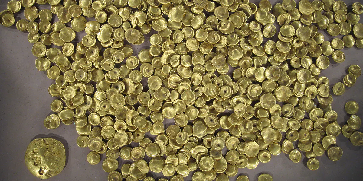Celtic gold treasure from Manching. Photo public domain (detail)
