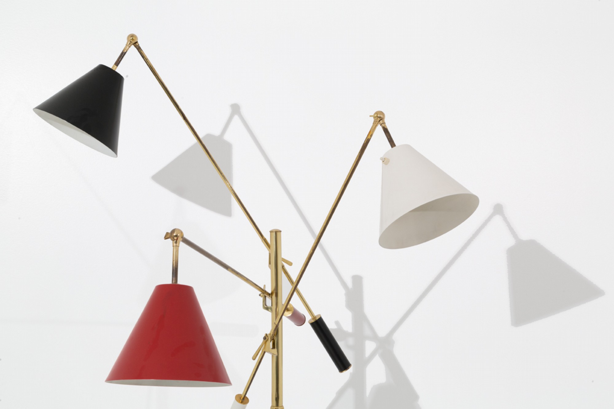 Lot. 59 / Angelo Lelii per Arredoluce, Lampada da terra Triennale in ottone, marmo e alluminio verniciato. Stima: 7.000 / 8.000 €. Foto © Viscontea