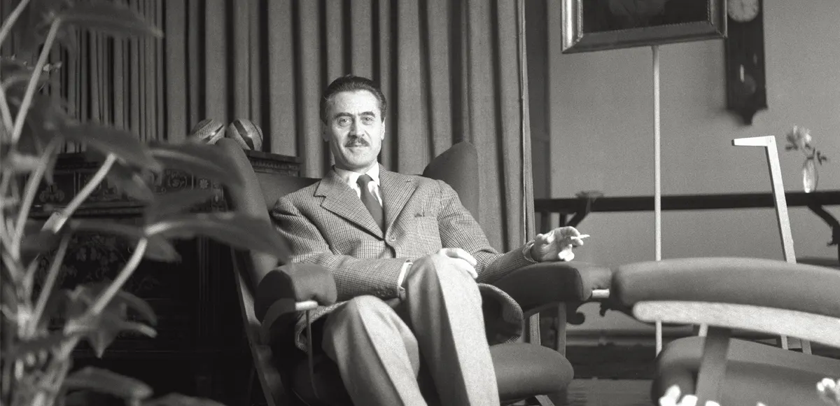 L'architetto e designer italiano Franco Albini fuma una sigaretta seduto su una poltrona. Italia, 1956, foto di Mario De Biasi; Sergio Del Grande / Mondadori via Getty Images