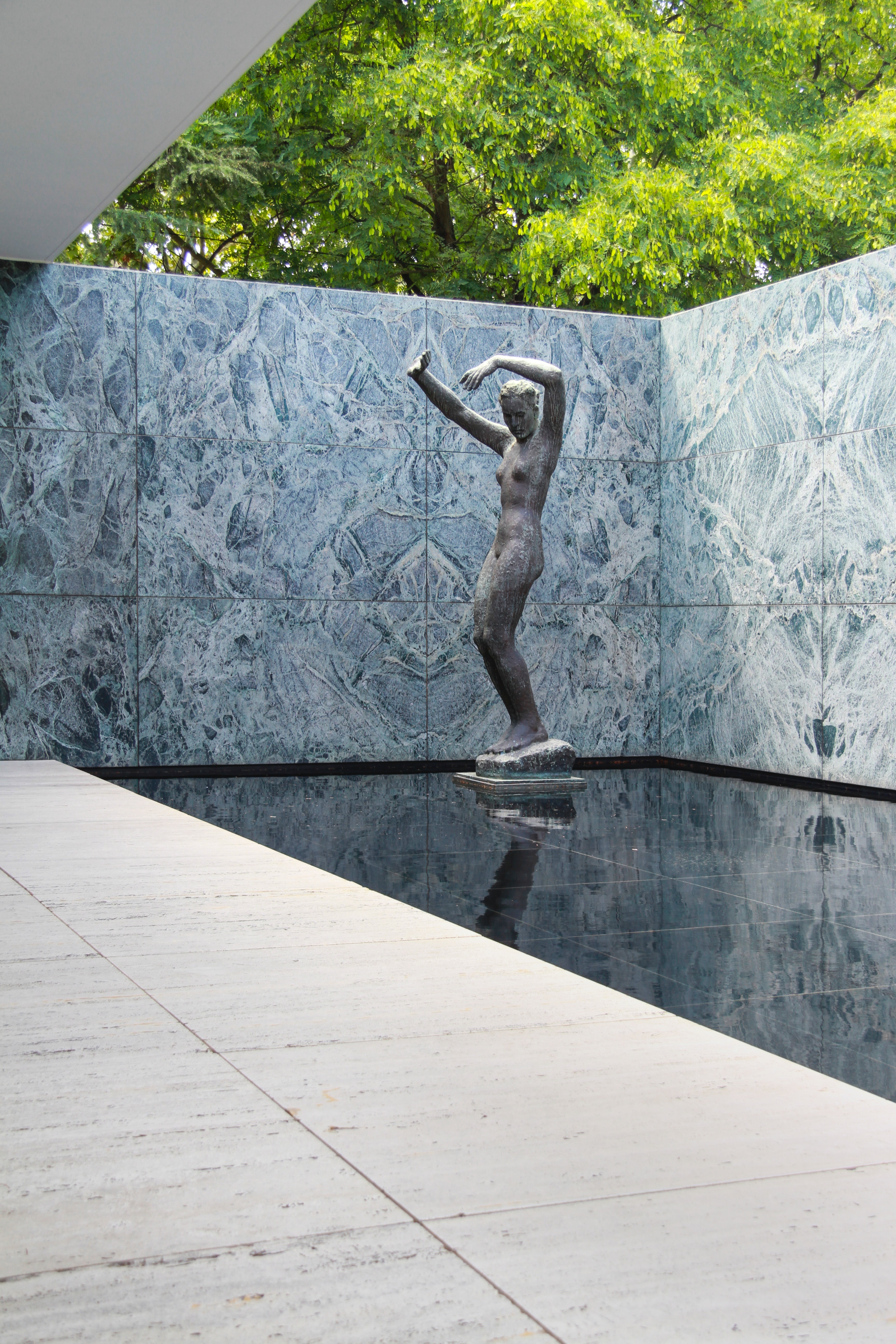 Ludwig Mies van der Rohe: From Traditionalism to Modernism