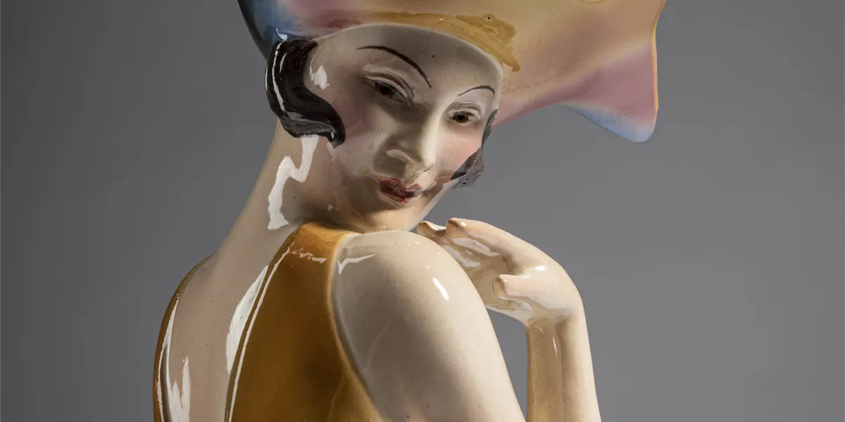 Marcell Goldscheider, "Bienenmädchen", 1929-39, Ausführung: Marcell Goldscheider, Wien, Steingut, polychrom glasiert, H. 31,6 cm. Foto © Quittenbaum Kunstauktionen (Detail)
