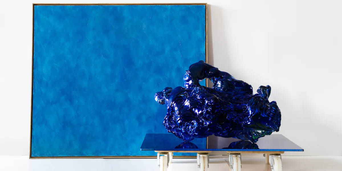 Anders Knutssons målning ’Egyptian Blue’ och Fredrik Nielsens skulptur ‘Glances of the blue glass we set’. Foto © Per Myrehed