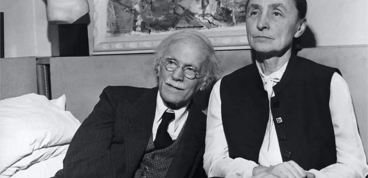 Georgia O'Keeffe (1887-1986), amerikanische Malerin, mit ihrem Ehemann Alfred Stieglitz, undatierte Fotografie. Foto von Bettmann / Collaborator - Getty Images (Detail)