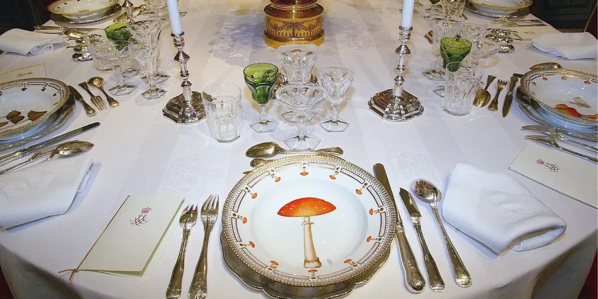 Sa Majesté la Reine Margreth du Danemark inaugure l'exposition des tables de Noël. Table de Noël "Amalienborg" avec des morceaux de porcelaine "FLORA DANICA". Photo par Pool DE MONPEZAT/TRAVERS/Gamma-Rapho via Getty Images (détail)