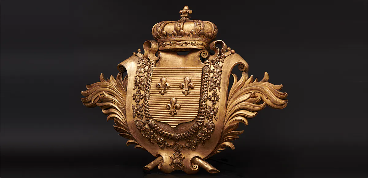 Gilded wooden coat of arms of the kings of France, 18th century. | Photo: © Hermann Historica GmbH 2020