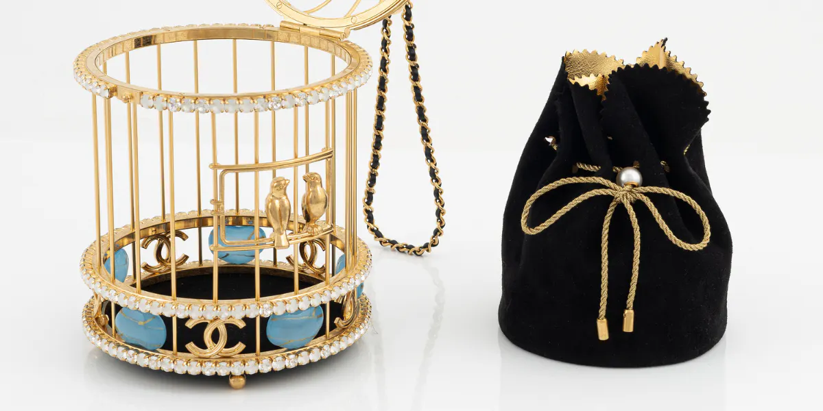 Chanel, borsa, ‘Bird Cage Bag’, F/W 2020, metallo, strass, camoscio e pelle di agnello, H 20 cm, Ø 13,5 cm. Foto © Bukowskis