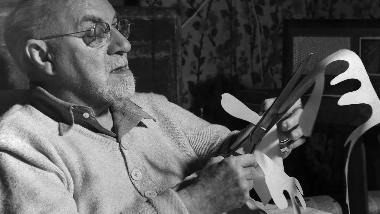 Henri Matisse trabajando en papel cortado. Imagen vía: Wikipedia © Tullio Saba