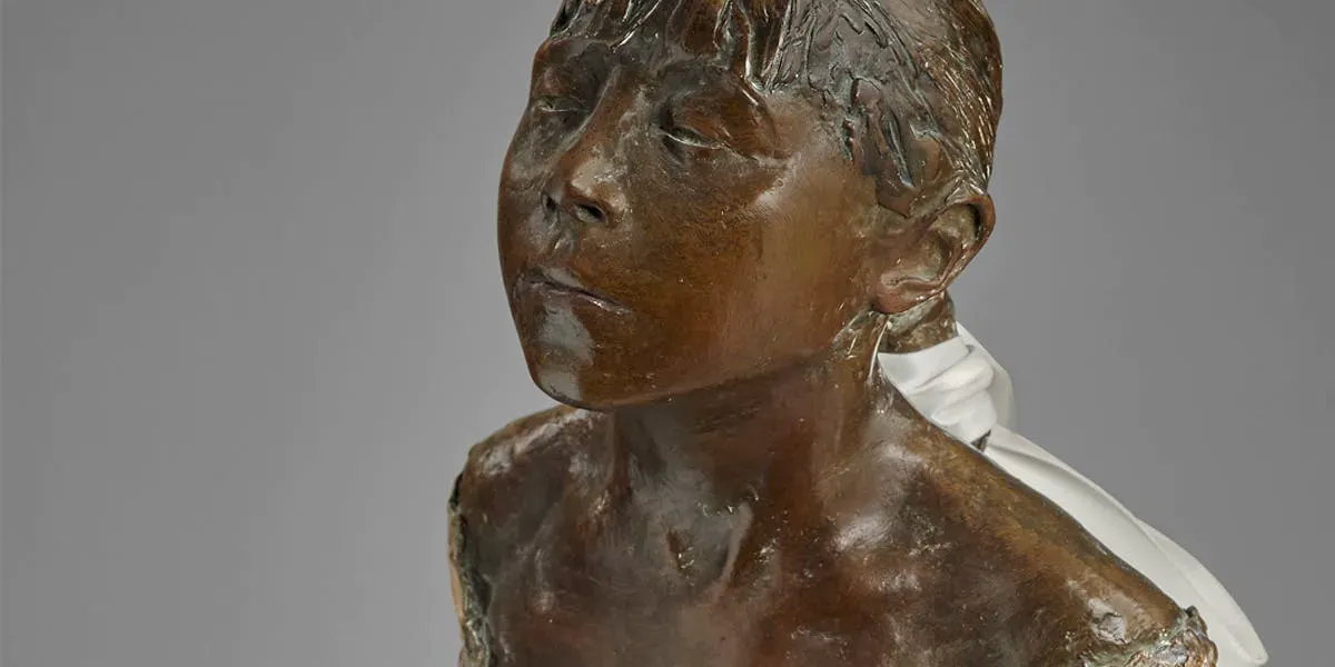Edgar Degas (1834-1917), Petite danseuse de quatorze ans, 1927, Bronze mit brauner Patina, Chiffon-Rock und Haarband aus Satin auf hölzerner Basis, H: 102,9 cm. Foto © Christie's (Detail)
