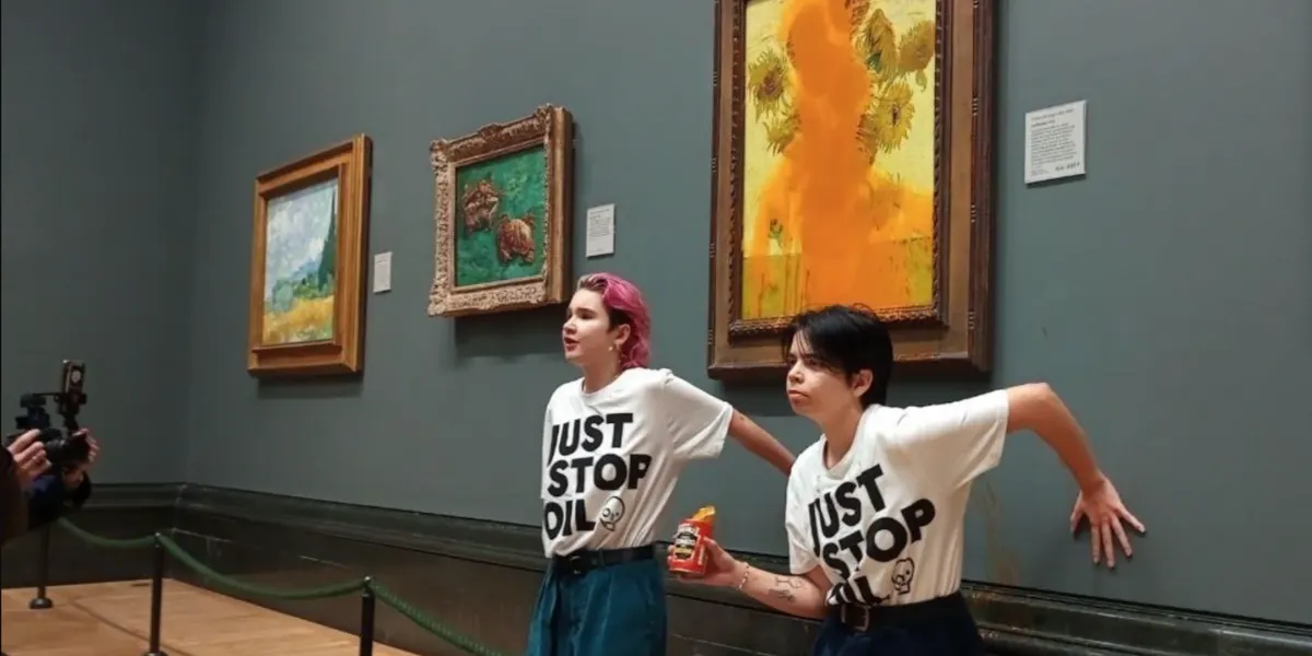 I sostenitori di Just Stop Oil gettano una zuppa sui Girasoli di Van Gogh per chiedere l'eliminazione del petrolio e del gas. Foto © Just Stop Oil