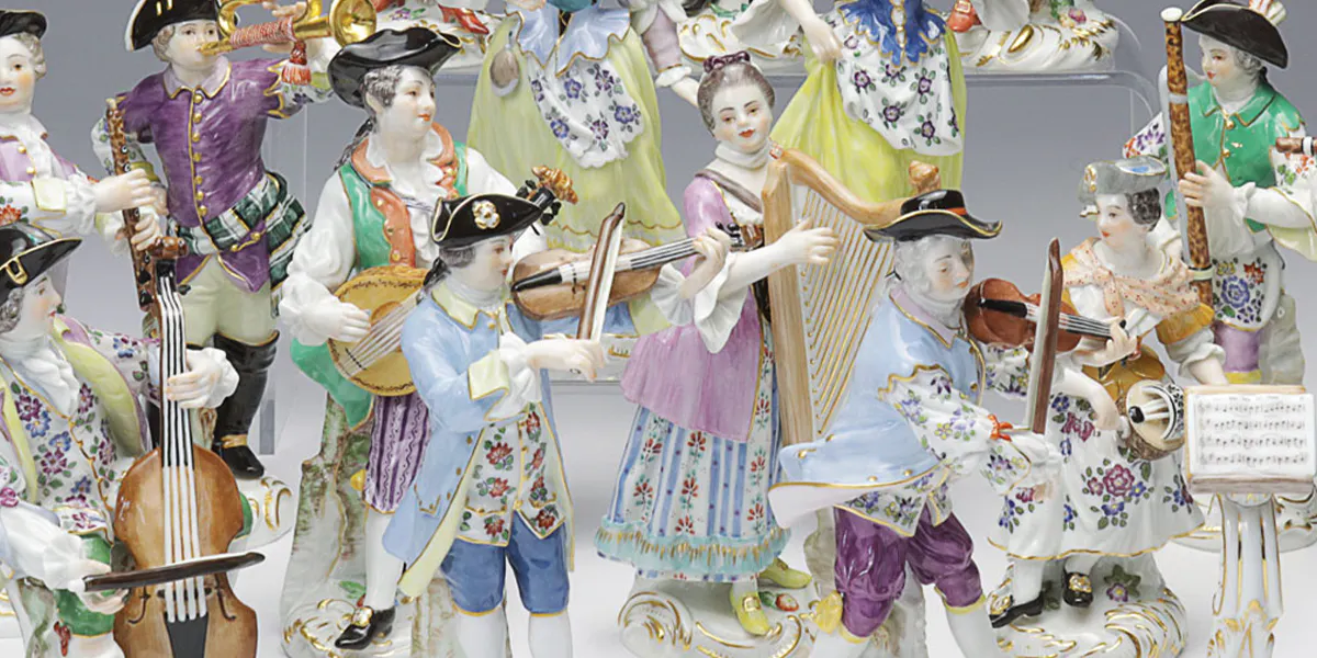 Meissen, Galante Kapelle, Entw. von  Johann Joachim Kändler (1706 -1775) und Friedrich Elias Meyer (1723-1785) wohl 1755-60, komplette Serie von 16 Figuren und Notenständer, polychrome Handbemalung und Goldstaffage. Foto © Auktionshaus Franke (Detail)