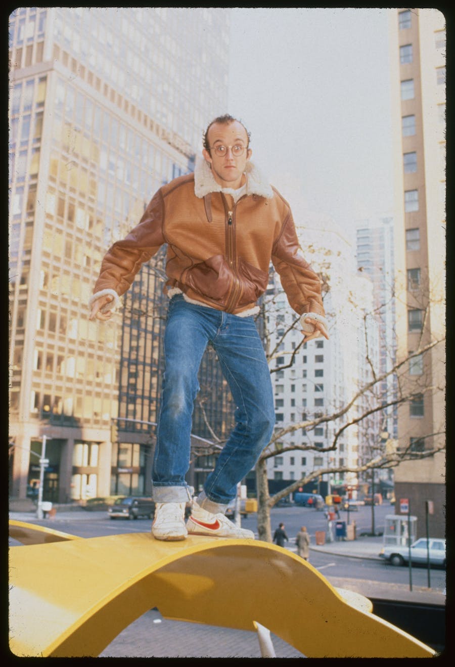 Artist Keith Haring (1958-1990) poses for a sculpture made for the UN, in early 1986. Photo: Getty Images