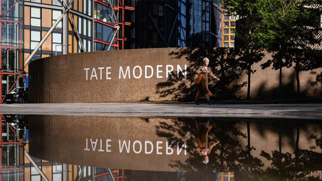 La directora de Tate, Maria Balshaw, junto a la Tate Modern de Londres (Inglaterra). Imagen: © Leon Neal vía Getty Images