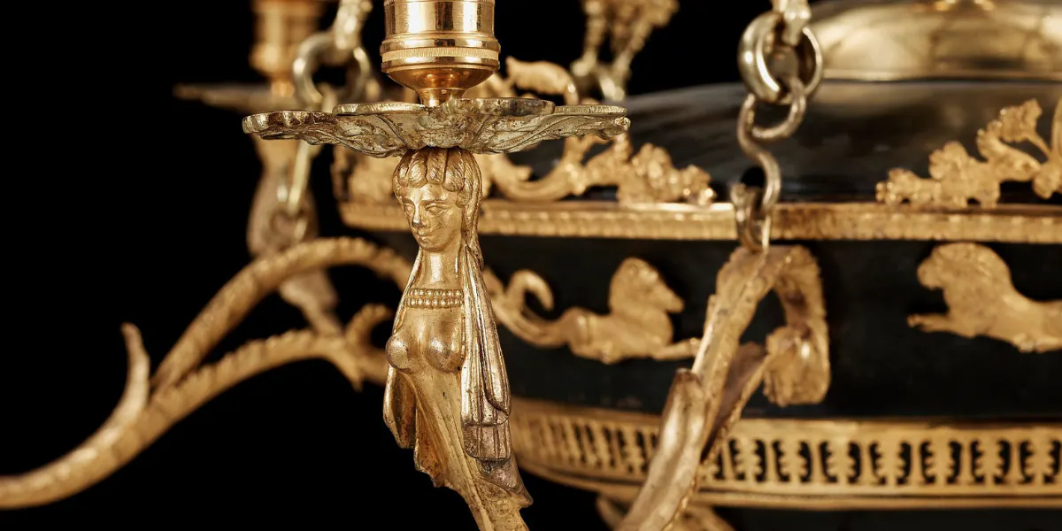 Ampel, förgylld och patinerad brons, Empire, 1800-talets början. Foto © Bukowskis (detalj)