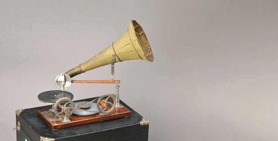Manual-operated Kämmer & Reinhardt gramophone, Germany, c. 1890, sold for €25,000 in 2018. Image © Henry's Auktionshaus AG