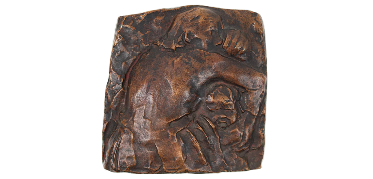 Käthe Kollwitz (1867 Königsberg-1945 Moritzburg), "Mutter schützt ihr Kind",
Bronzerelief, signiert, Gießereistempel "Noack Berlin", 1941/42 | Foto: © AH Satow