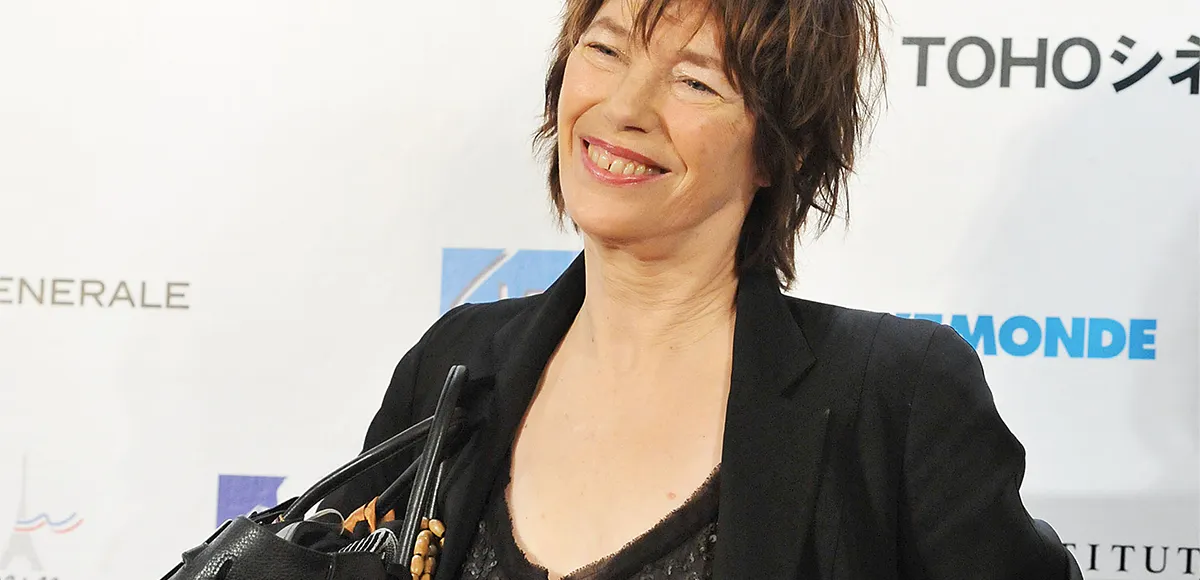 TOKYO - 18. März: Schauspielerin Jane Birkin hält ihre Hermes Birkin Handtasche während der Pressekonferenz des France Film Festival 2010 in Roppongi Hills am 18. März 2010 in Tokio, Japan. Foto von Jun Sato/WireImage via Getty Images (Detail)