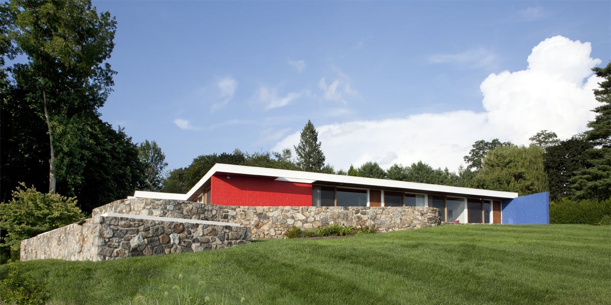 The exterior of the Marcel Breuer-designed Neumann House in Croton-on-Hudson, New York. Image: © Undine Pröhl 