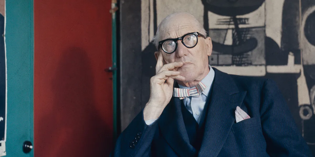 L'architetto e pittore francese Le Corbusier nel suo atelier, Francia, anni '60. Foto di Wolfgang Kuhn/United Archives via Getty Images (dettaglio)